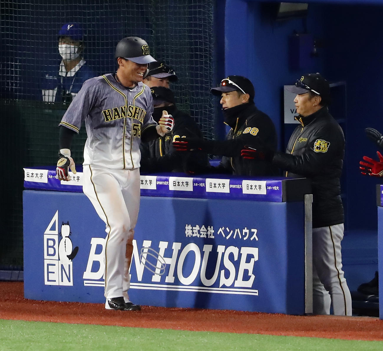 DeNA対阪神　7回表阪神2死一、三塁、一塁走者高山が二塁盗塁で走り出すと、遅れて三塁走者陽川が本塁を狙い、投手悪送球もあって同点の生還。矢野監督とグータッチする（撮影・浅見桂子）