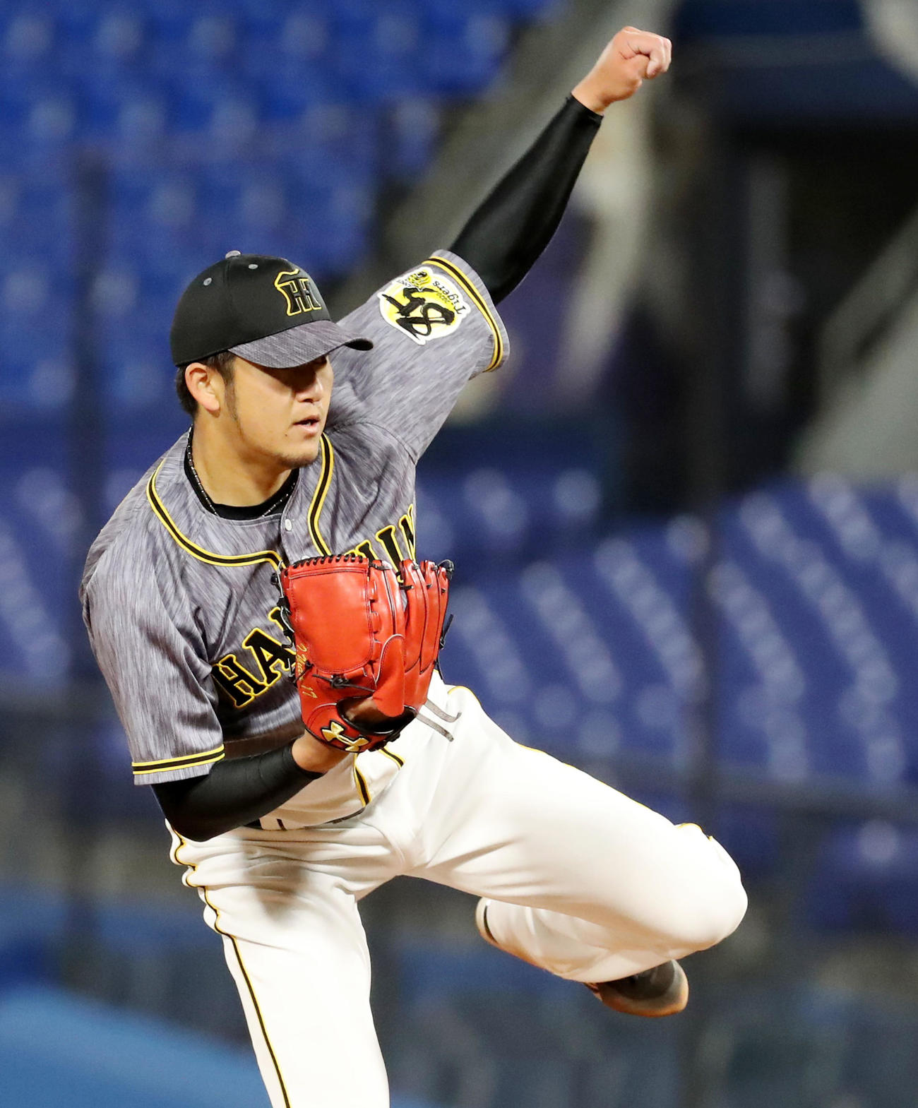 DeNA対阪神　8回裏、阪神4番手で登板する岩貞（撮影・加藤哉）