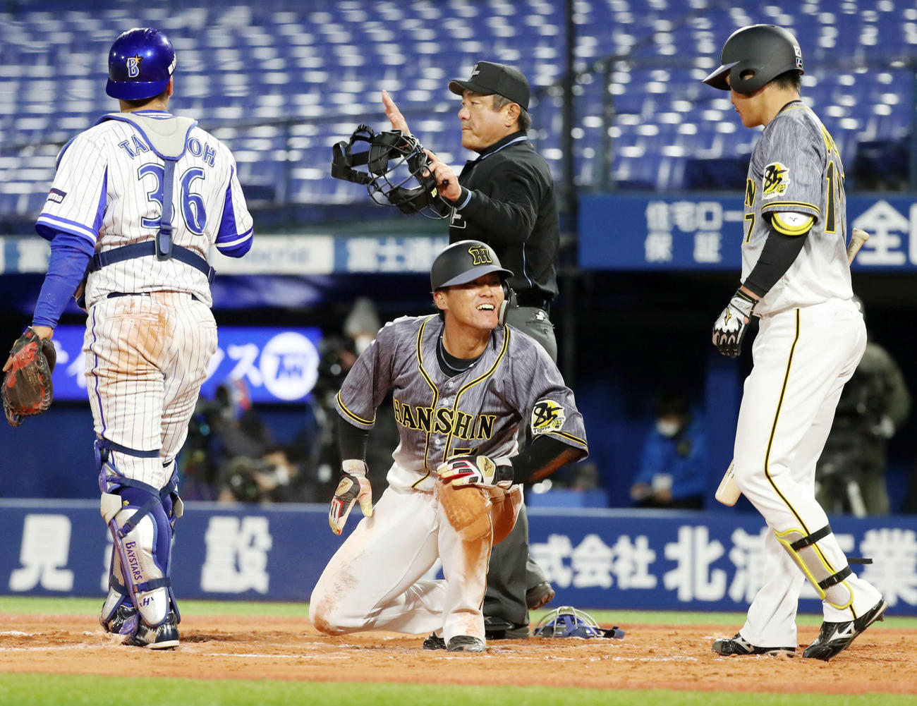 7回表阪神2死一、三塁、打者小野寺のとき、本塁を狙い相手失策もあって生還した陽川（中央）は笑顔を見せる、捕手は高城（撮影・加藤哉）