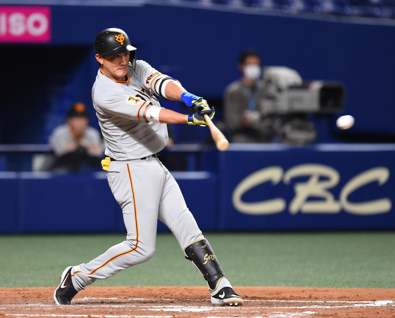 中日対巨人　9回表巨人2死満塁、中前適時打を放った小林誠司（撮影・森本幸一）