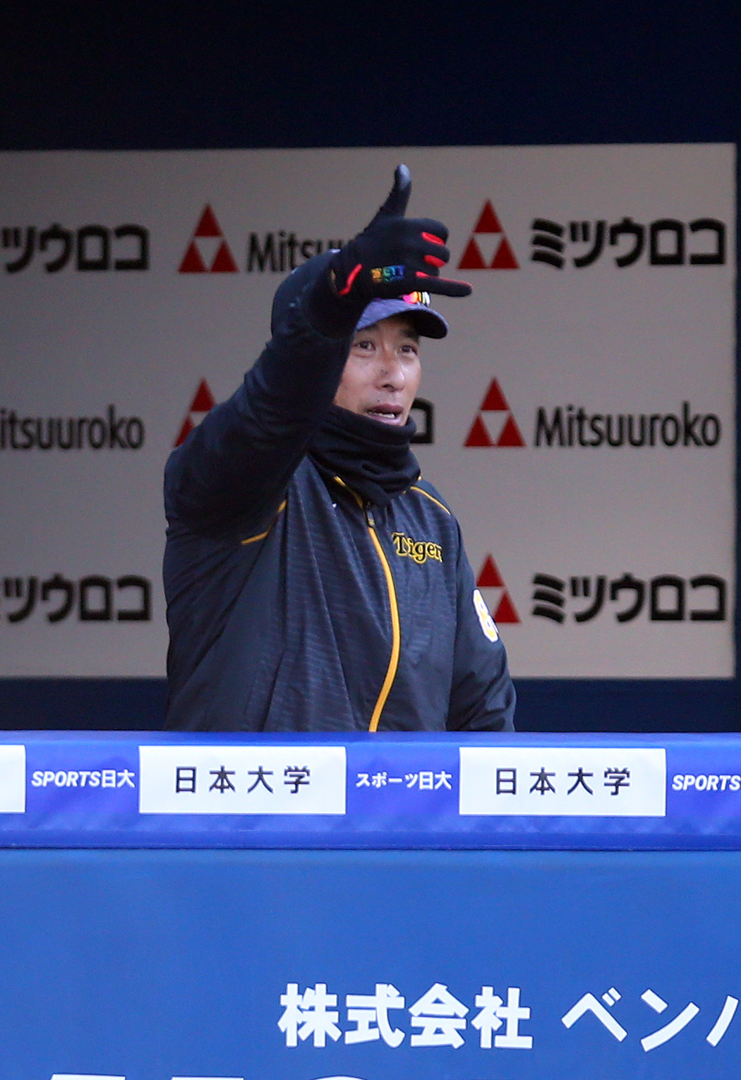 DeNA対阪神　3回表阪神1死二塁、北條の右前打にポーズする阪神矢野監督（撮影・大野祥一）