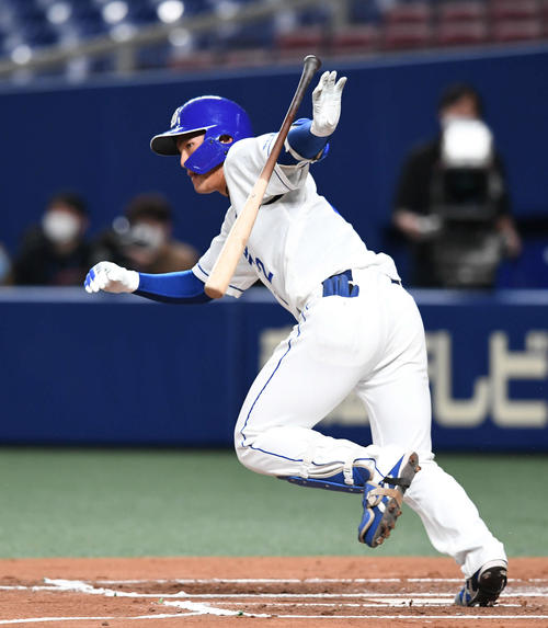 中日対巨人　1回裏中日2死、石川昂は三ゴロを打ち、失策を呼ぶ（撮影・山崎安昭）