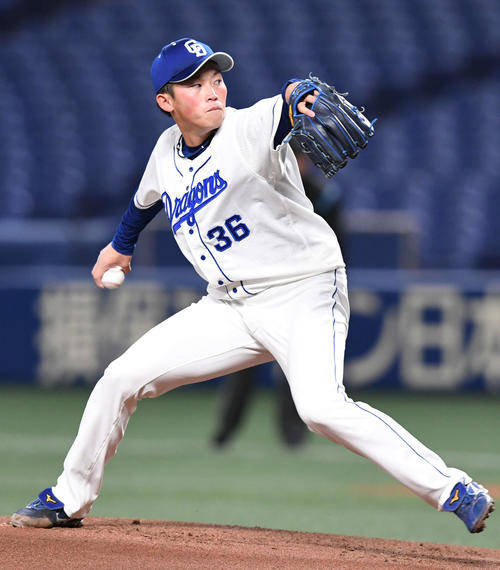 中日対巨人　力投する中日先発の岡野（撮影・山崎安昭）