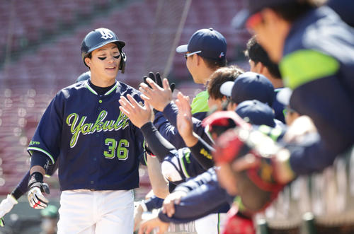 広島対ヤクルト　2回表ヤクルト1死二塁、先制2点本塁打を放った広岡はナインに迎えられる（撮影・加藤孝規）
