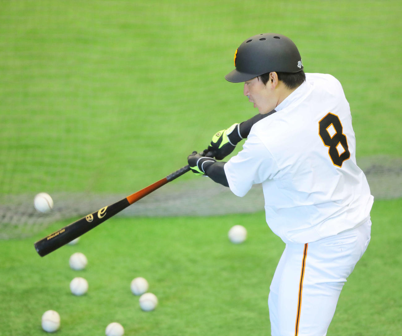 室内で打撃練習する巨人丸（撮影・河田真司）