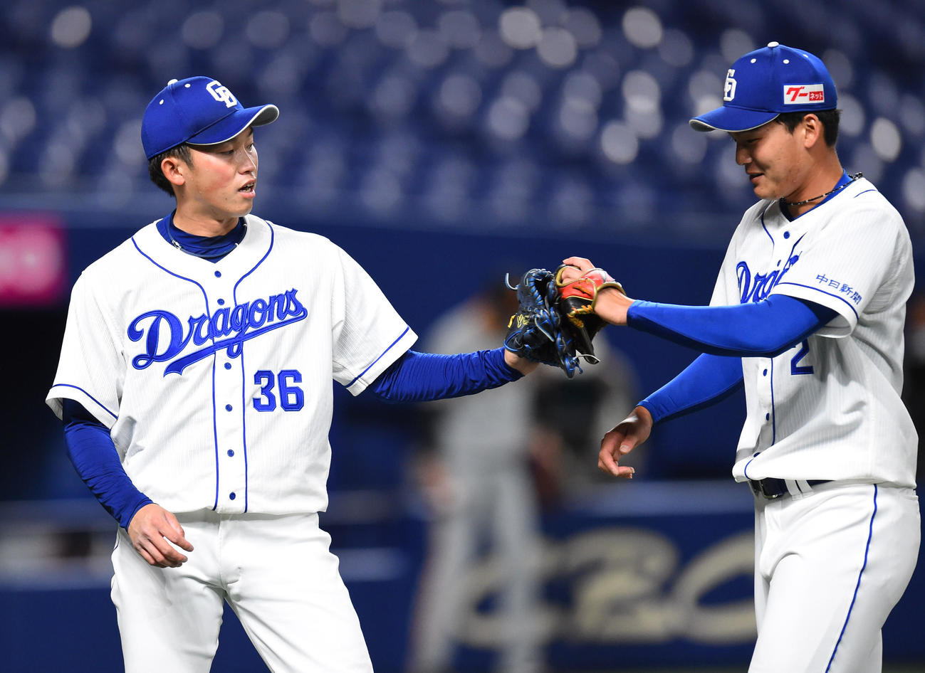 中日対巨人　1回表巨人攻撃終了、石川昂弥（右）とタッチを交わしベンチへ戻る先発の岡野（撮影・森本幸一）