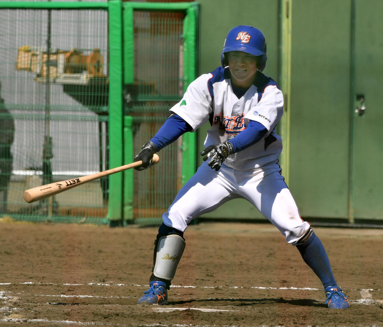 東京都企業春季大会、日本ウェルネススポーツ大学東京戦で5回無死に三塁内野安打を放つNTT東日本・上川畑大悟（撮影・柴田隆二）