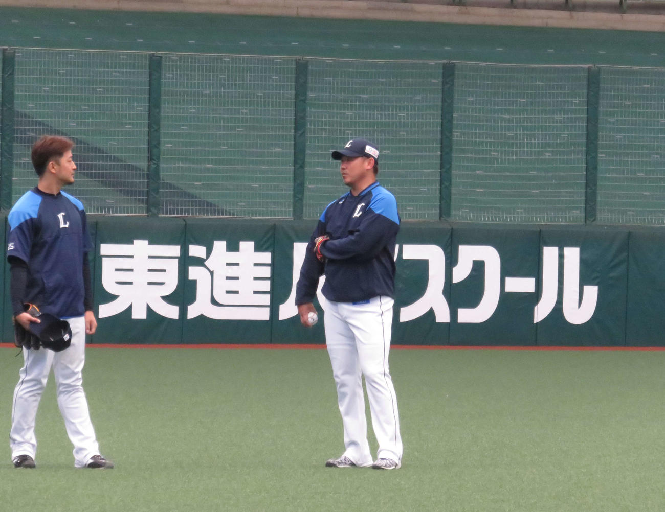西武平井（左）と話し込む松坂（撮影・栗田成芳）