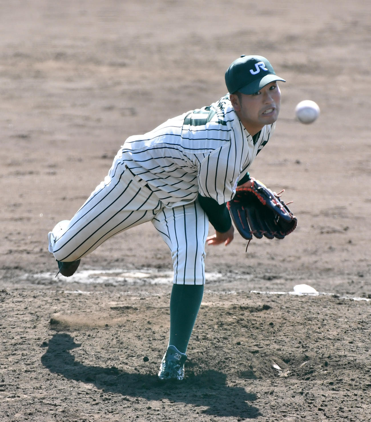 東京都企業春季大会、明治安田生命戦で8回途中から登板したJR東日本・西田光汰（撮影・柴田隆二）