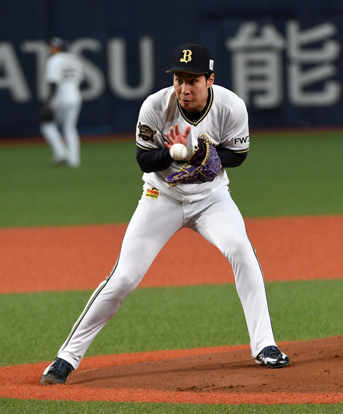 投内連係で軽快な動きを見せる村西（撮影・前岡正明）