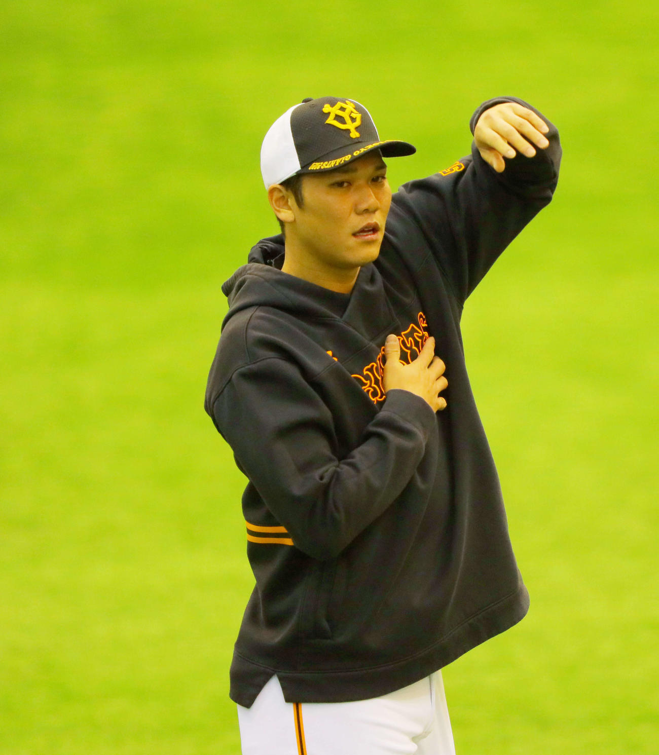 室内で調整する巨人坂本（撮影・河田真司）