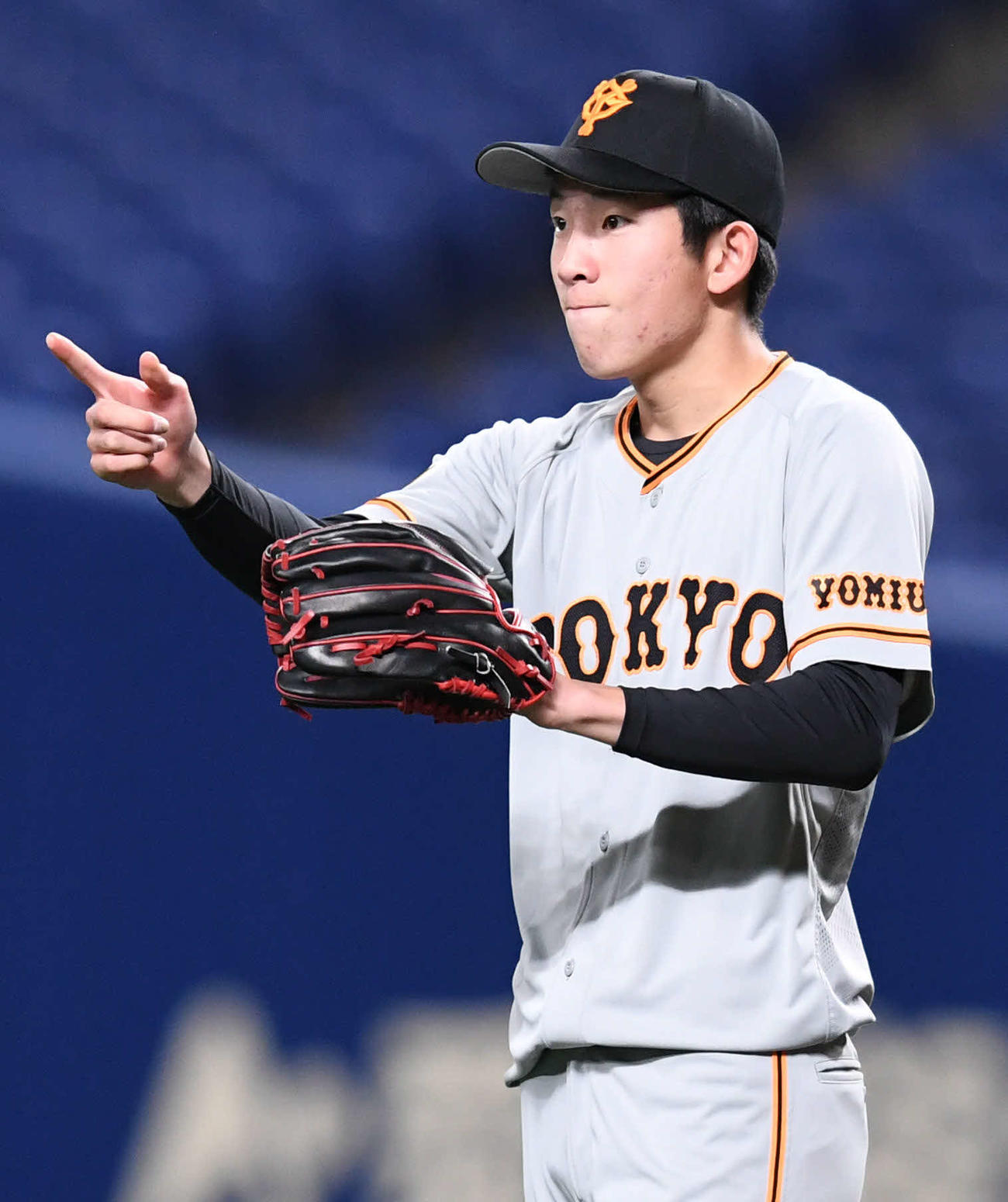 中日対巨人　アウトカウントを確認する巨人戸郷（撮影・山崎安昭）