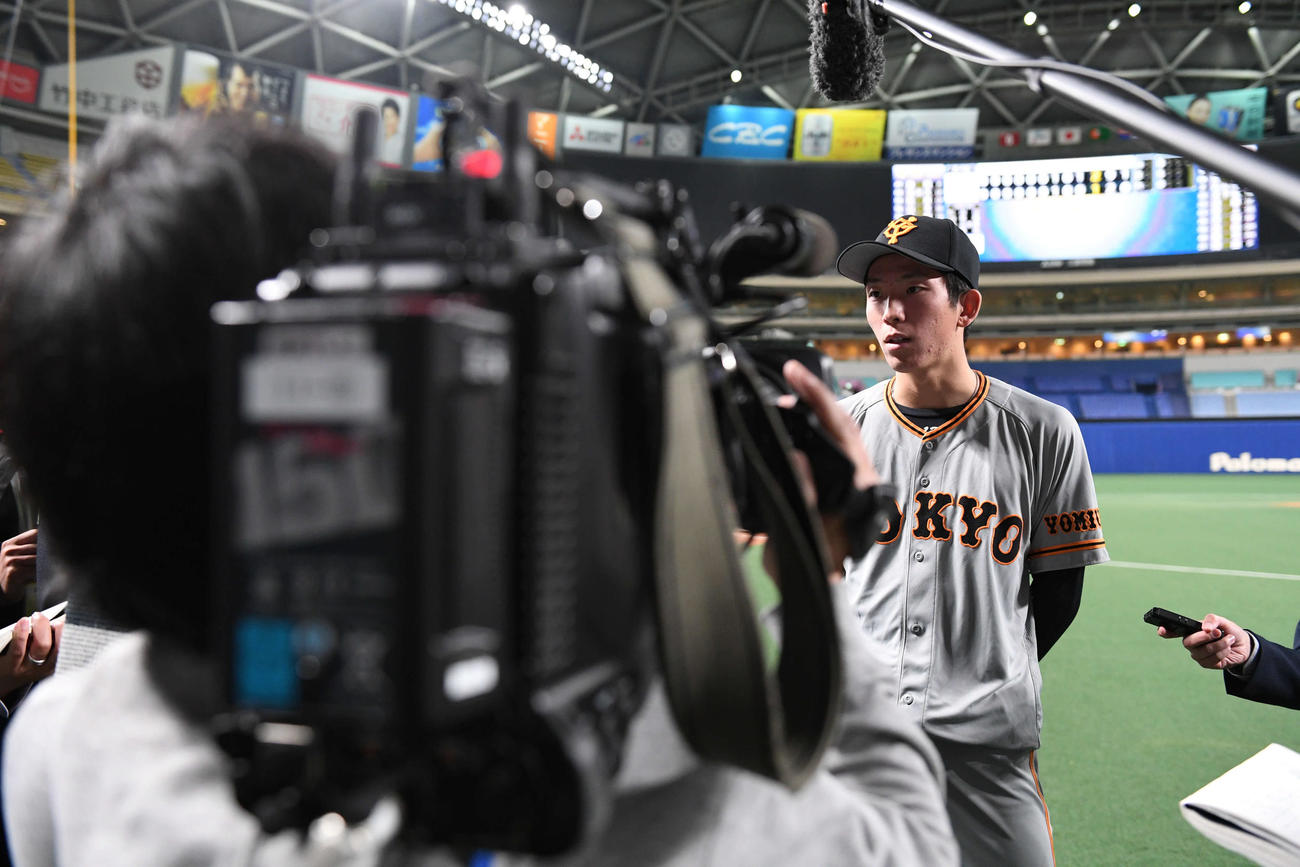 中日対巨人　試合を終えて囲み取材に応じる巨人戸郷（撮影・山崎安昭）
