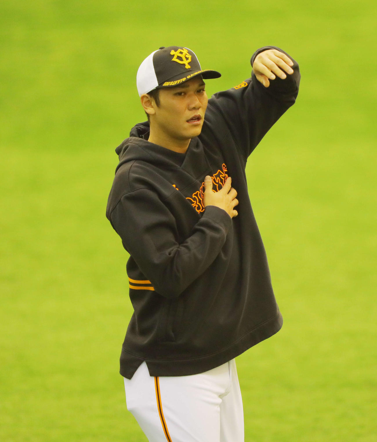 室内練習場でウオーミングアップする巨人坂本（撮影・河田真司）
