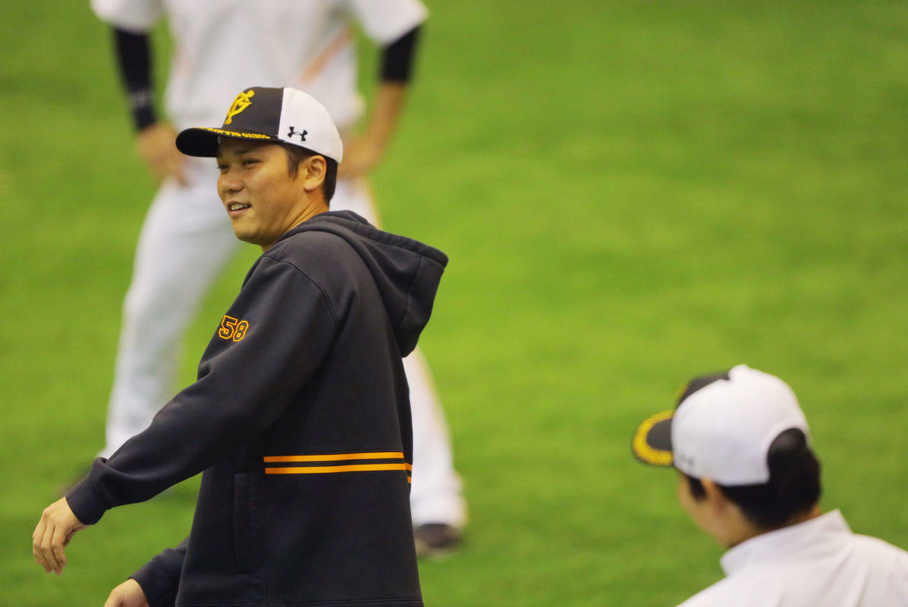 ウオーミングアップ中に丸と会話する巨人坂本（撮影・河田真司）
