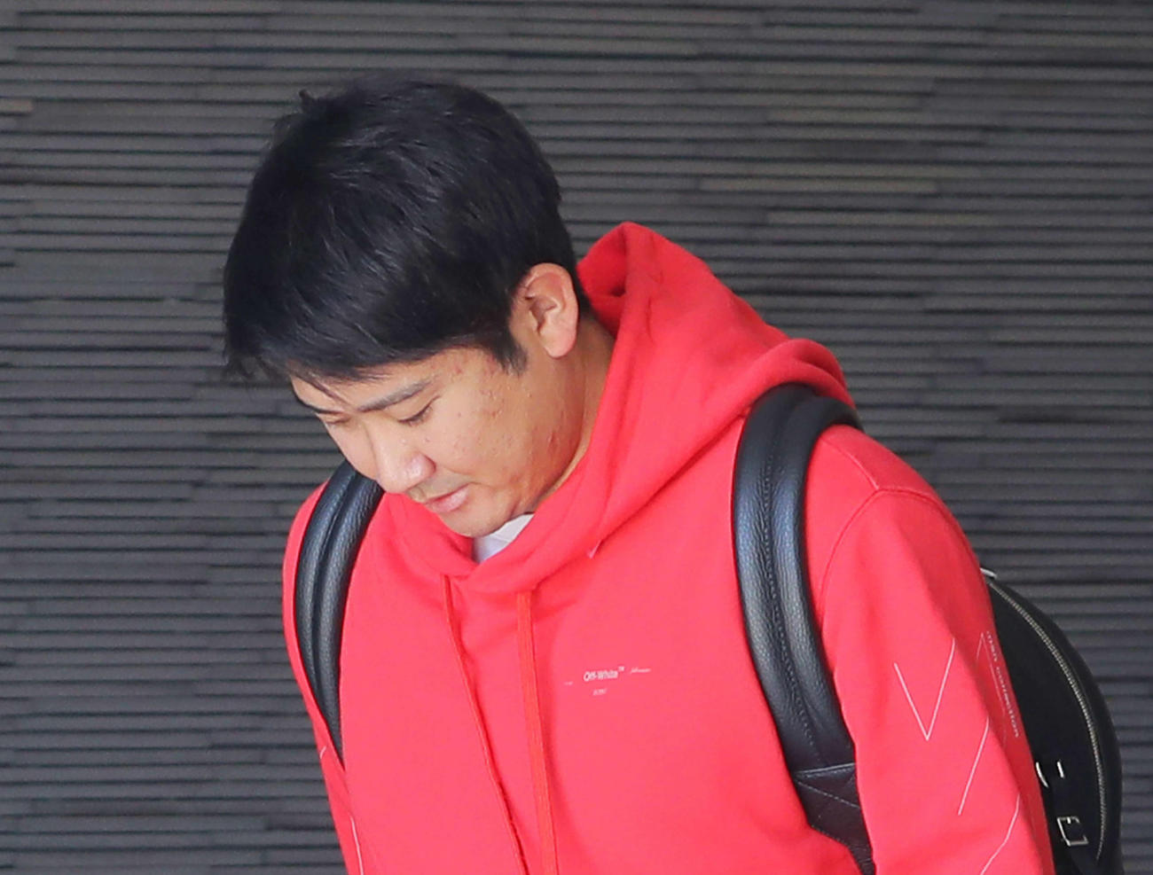 練習を終え、うつむきながら球場から引き揚げる巨人菅野（撮影・河田真司）