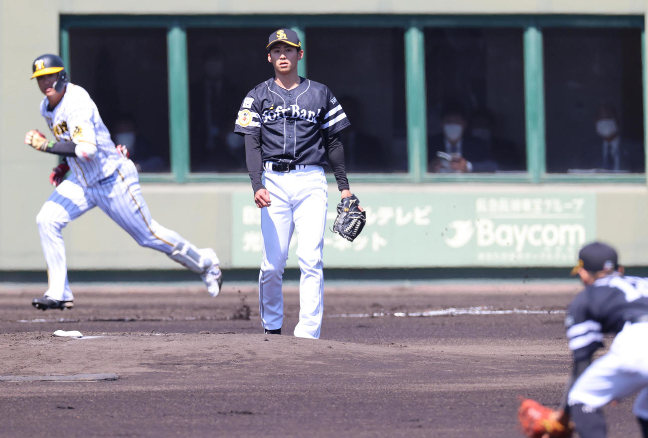 練習試合阪神対ソフトバンク　1回裏阪神1死二塁、中谷将大を遊ゴロに打ち取る板東湧梧（撮影・清水貴仁）