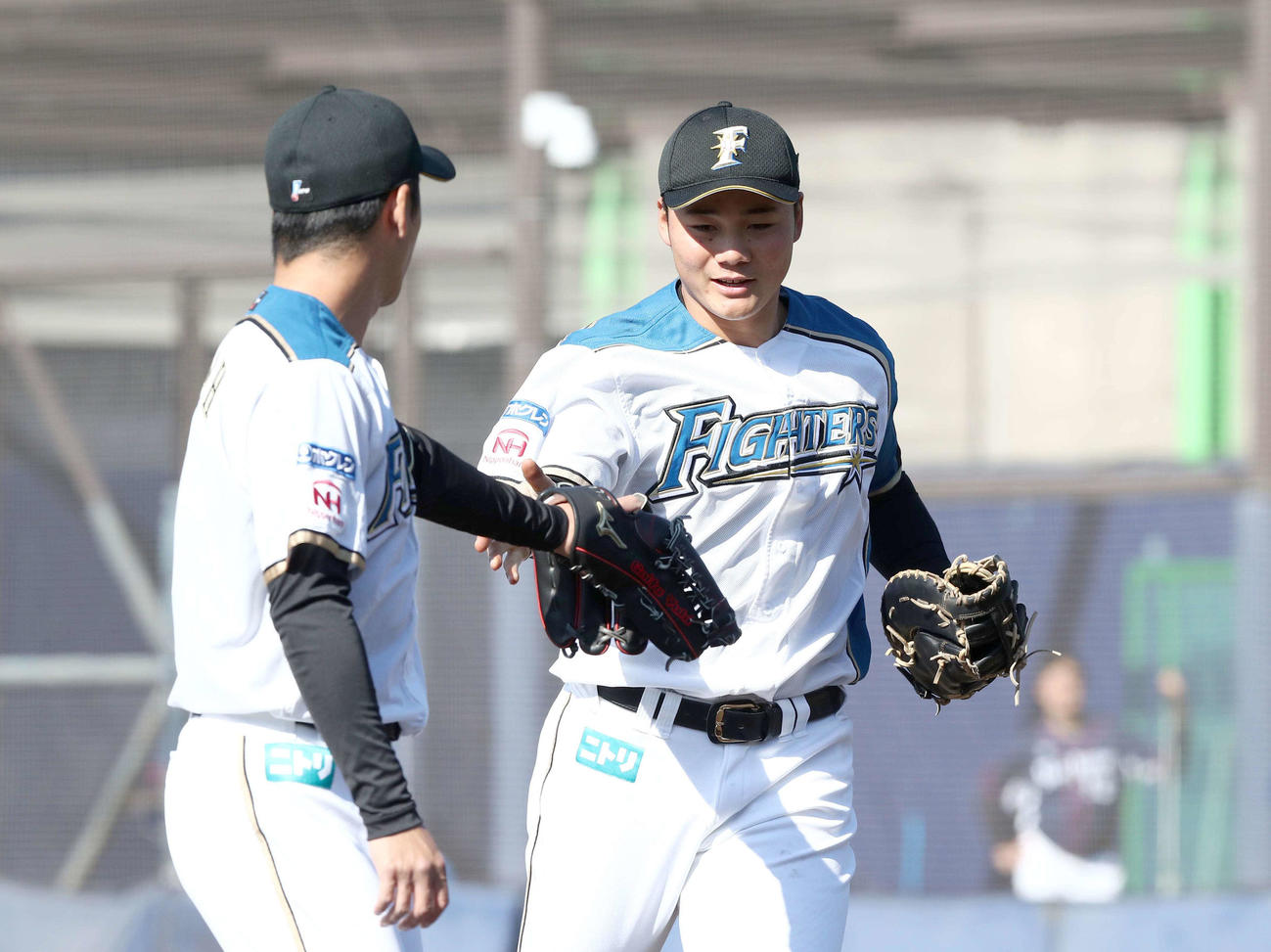 イースタン　日本ハム対西武　6回表、好守を見せた清宮（右）は斎藤とタッチする（撮影・黒川智章）