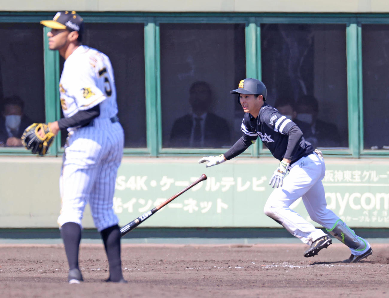 練習試合阪神対ソフトバンク　5回表ソフトバンク1死一、二塁、阪神スアレスから右へ走者一掃の適時二塁打を放つ川瀬（撮影・清水貴仁）