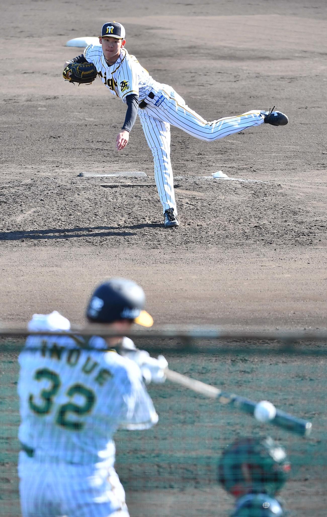 及川の高め直球に、井上のバットは空を切った（撮影・上田博志）