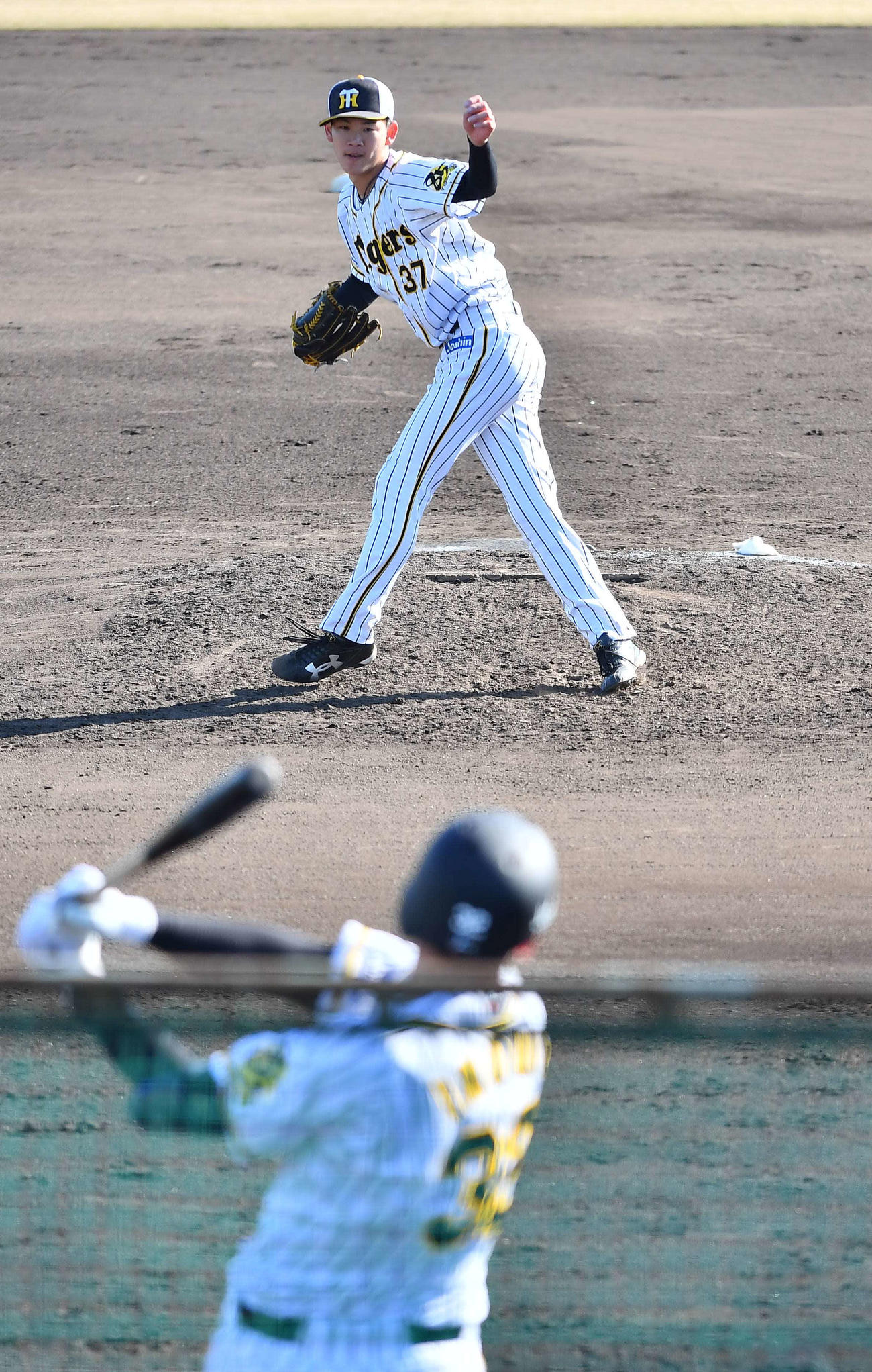 シート打撃に登板した及川は、井上から空振り三振を奪う（撮影・上田博志）