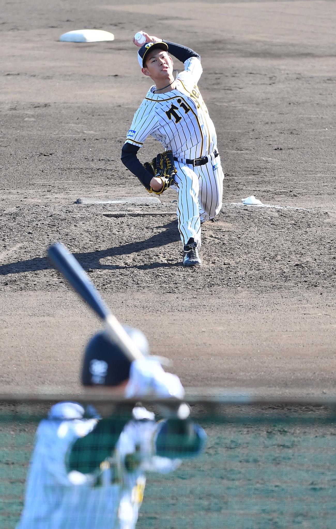 シート打撃で井上と勝負する及川（撮影・上田博志）