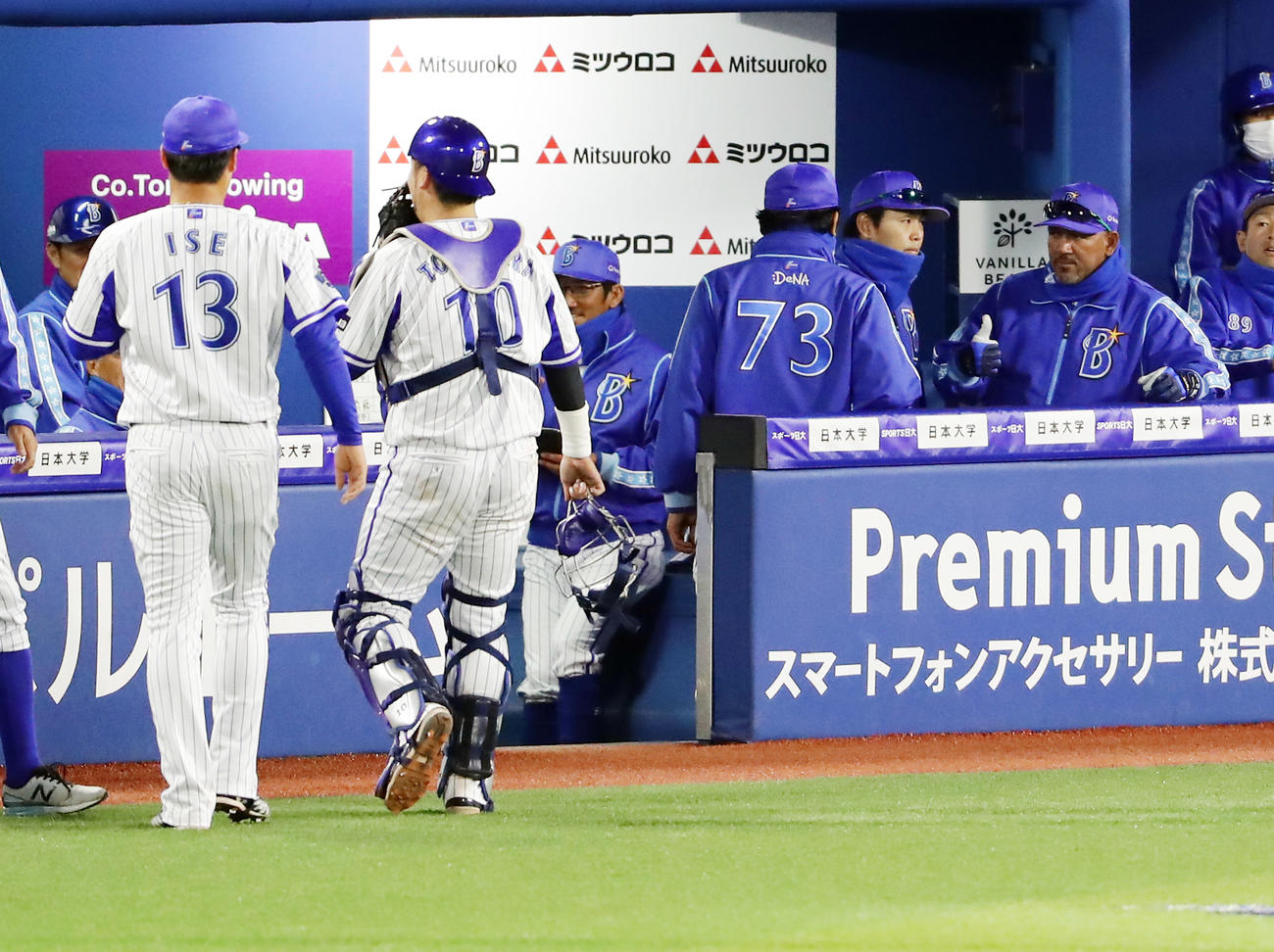 DeNA対阪神　9回表阪神の攻撃を抑えた伊勢（左）にサムアップするラミレス監督（右）（撮影・浅見桂子）