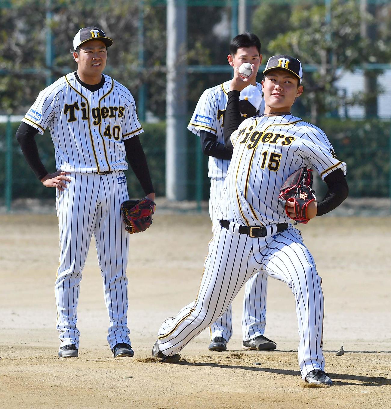 ノックを受ける西純（右）ら（撮影・上田博志）