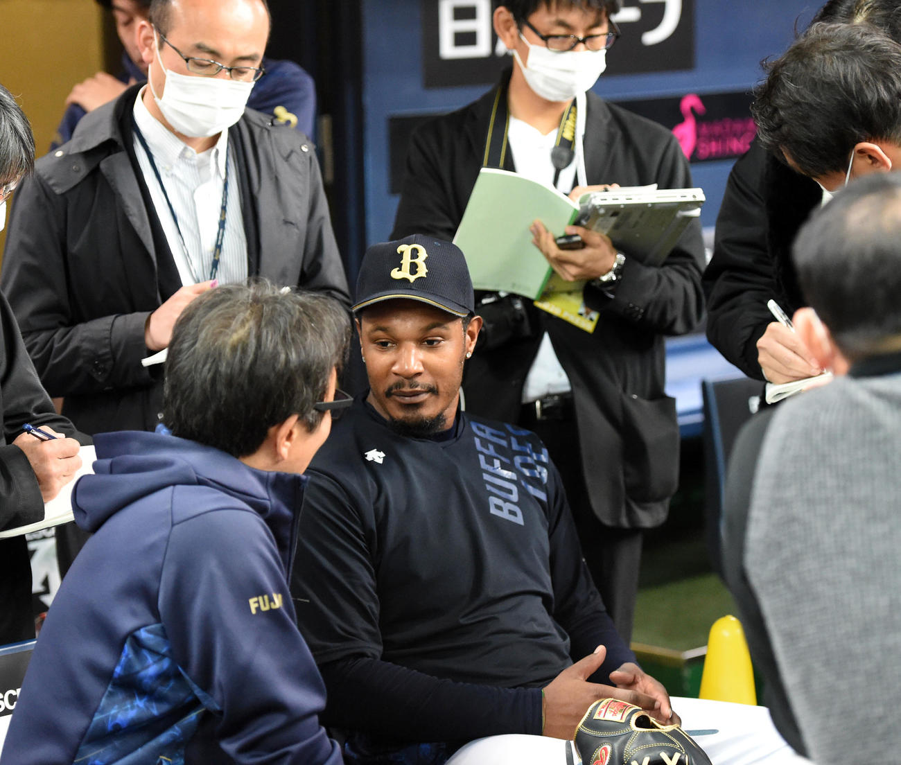 記者の囲み取材を受けるジョーンズ（撮影・前岡正明）