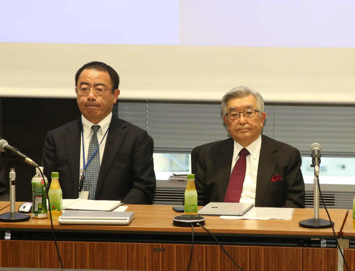 12球団代表者会議に臨む井原NPB事務局長（左）と斉藤コミッショナー（20年2月26日撮影）
