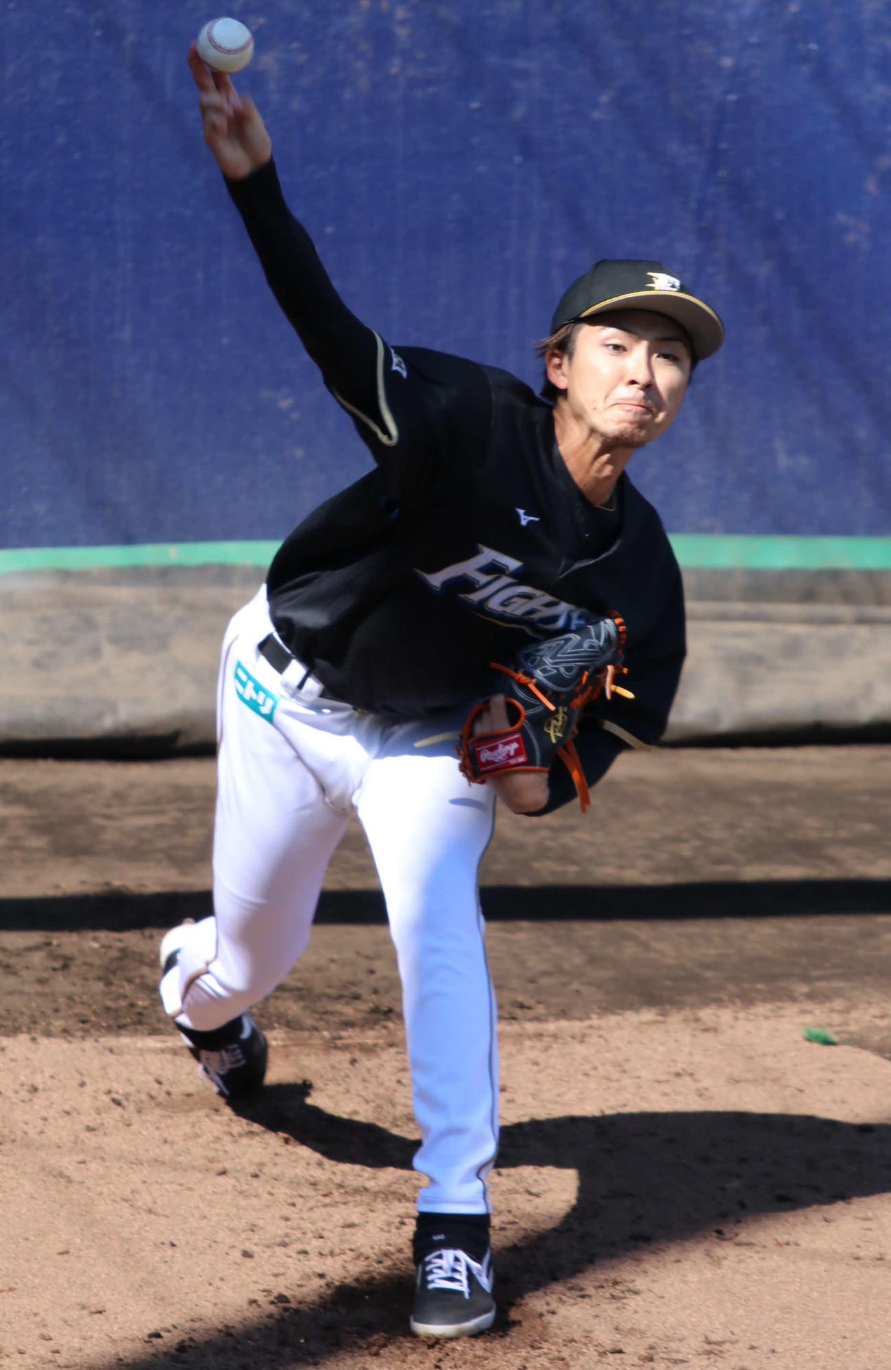 ブルペンで投球練習をする日本ハム上沢（撮影・山崎純一）