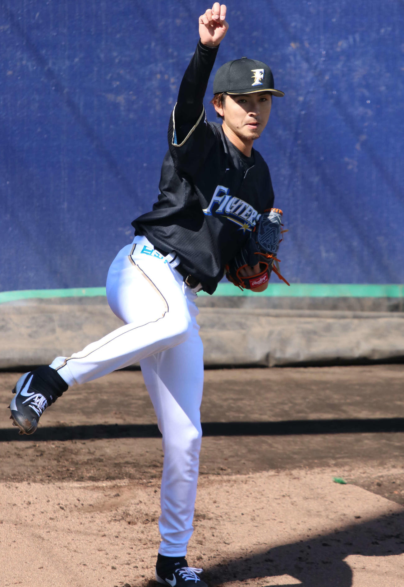 ブルペンで投球練習をする日本ハム上沢（撮影・山崎純一）