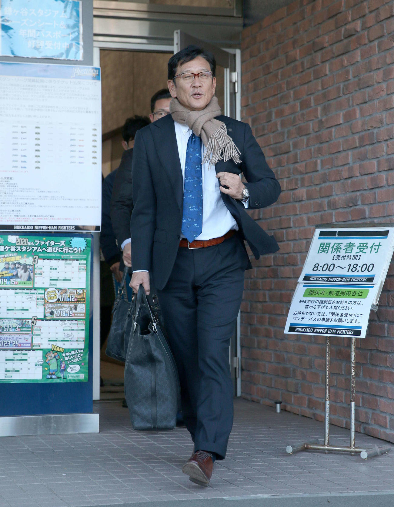 試合の視察を終え球場を引き揚げる日本ハム栗山監督（撮影・黒川智章）