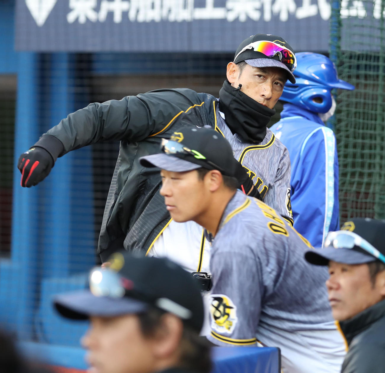 DeNA対阪神　6回裏、選手交代を告げた矢野監督はグラウンドコートを羽織る（撮影・加藤哉）