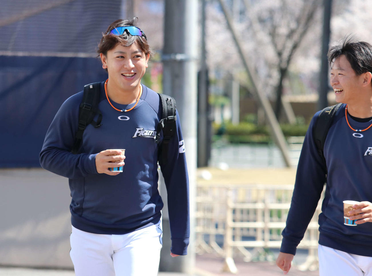 練習を終え、笑みをみせながら鈴木健（右）とともに寮へと向かう日本ハム河野（撮影・山崎純一）