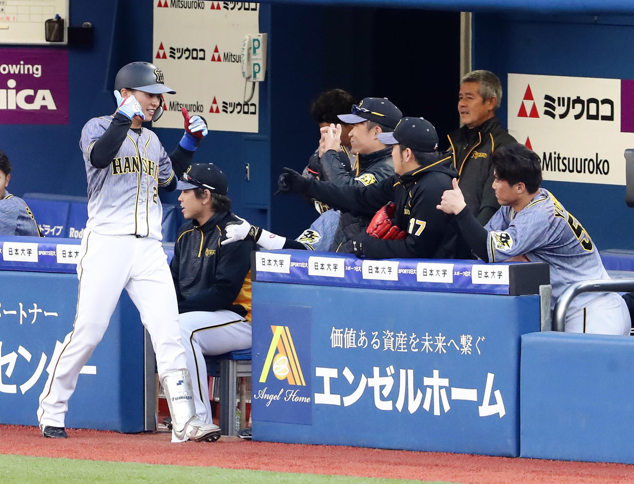 DeNA対阪神　6回表阪神1死、左前打後、代走で交代した北條（左）はナインとアロハポーズ（撮影・浅見桂子）