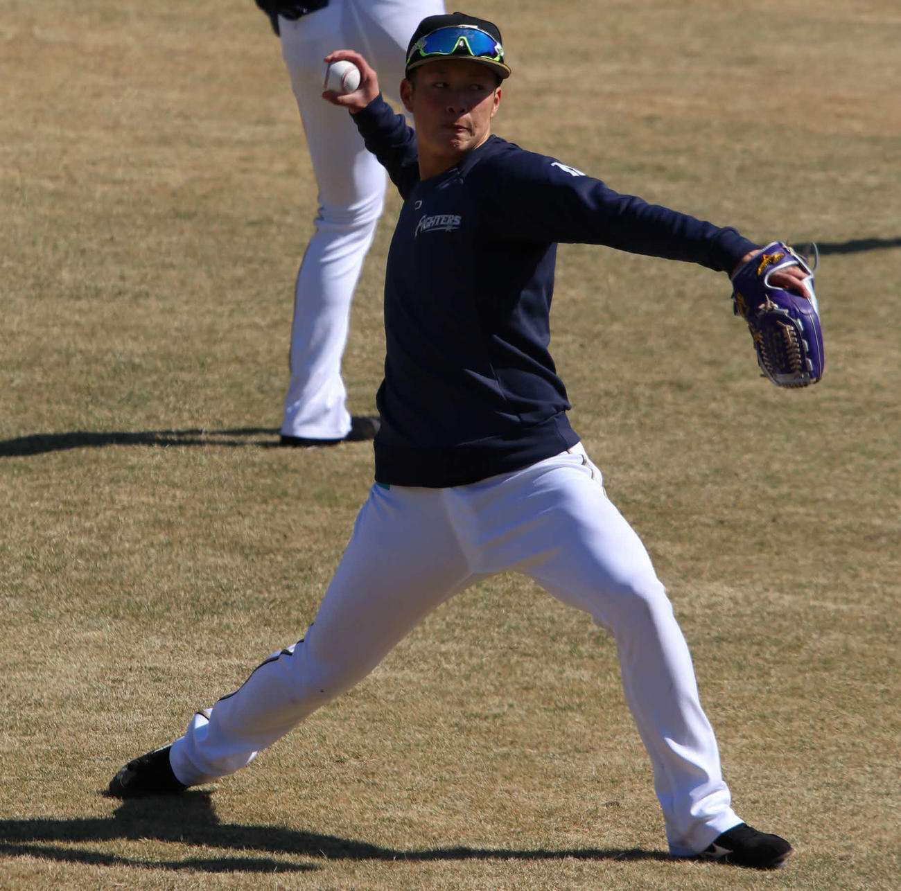 球場でキャッチボールをする日本ハム吉田輝（撮影・山崎純一）