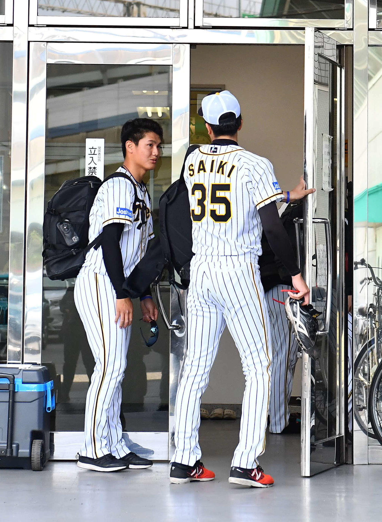 2軍戦が中止となり、虎風荘に引き揚げる西純矢（左）と才木浩人（撮影・上田博志）