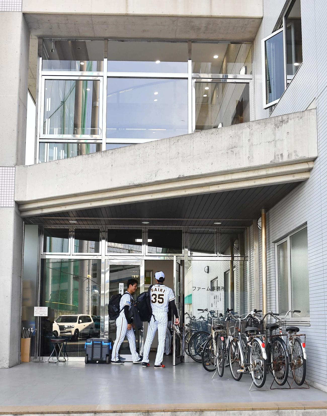 2軍戦が中止となり、虎風荘に引き揚げる西純矢（左）と才木浩人（撮影・上田博志）