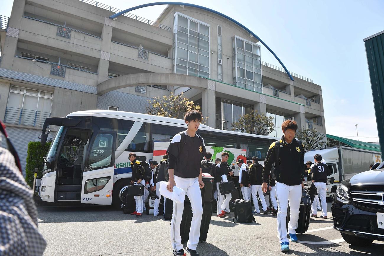 鳴尾浜球場に到着したソフトバンクの選手。阪神選手のPCR検査実施の為、2軍戦が中止となった