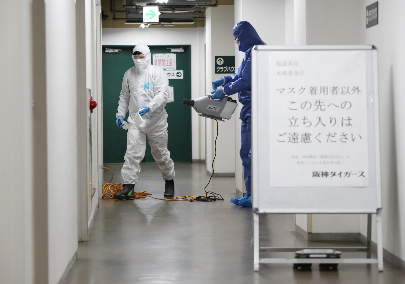 甲子園球場の通路を消毒する作業員ら