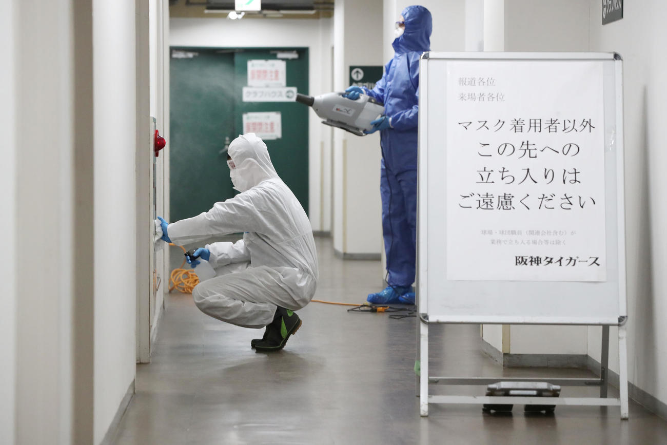 甲子園球場の通路を消毒する作業員ら