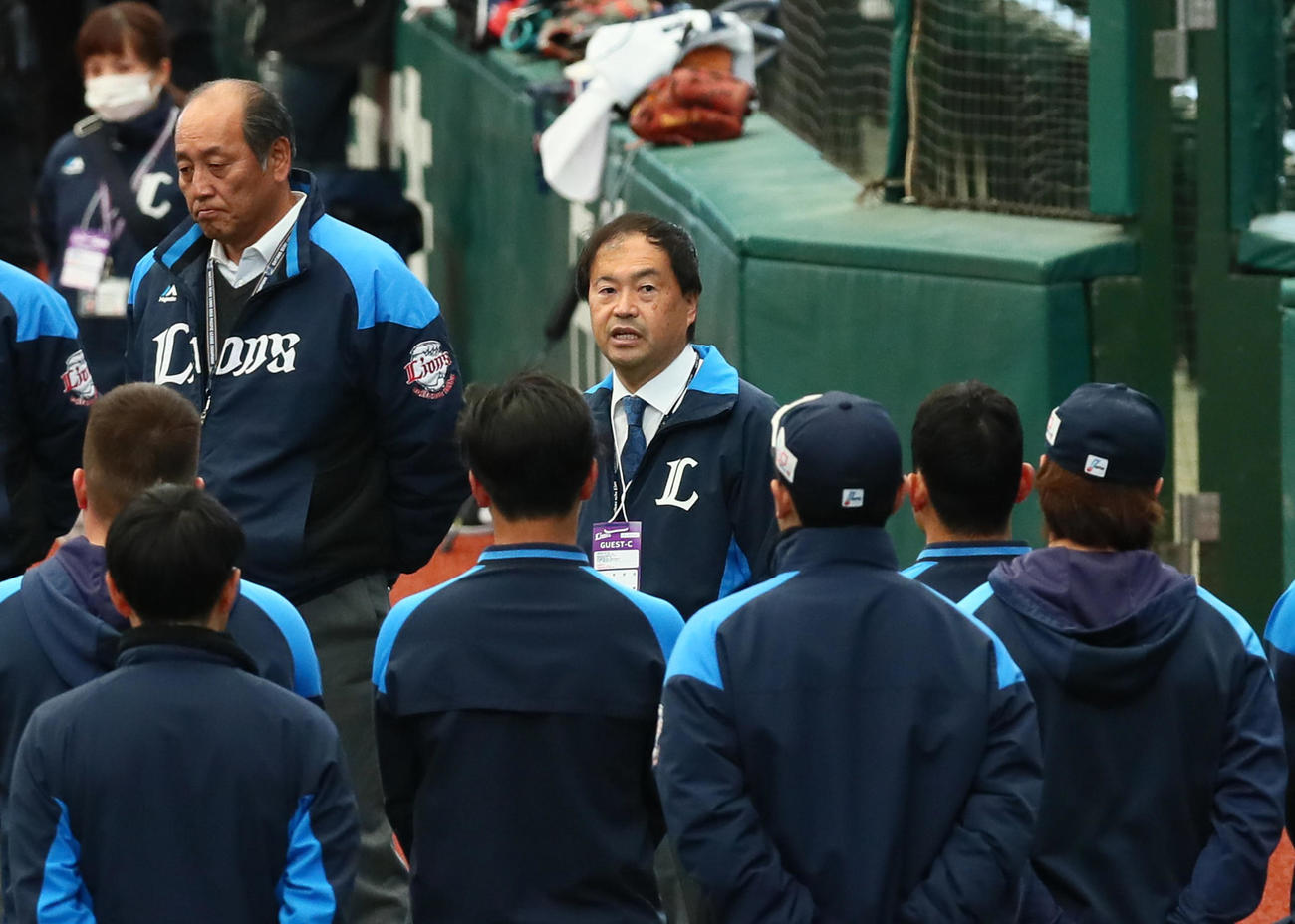 練習前、選手らを前に話す西武の飯田球団本部長（右）。左は渡辺GM（撮影・足立雅史）