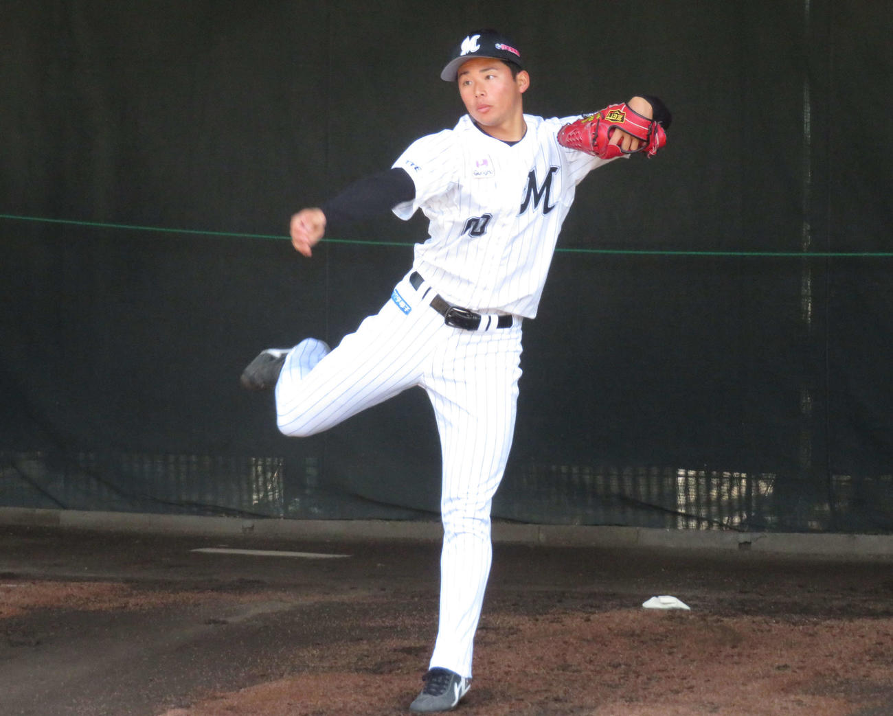 サイドスローのロッテ横山は投球後の立ち姿も美しい（撮影・金子真仁）