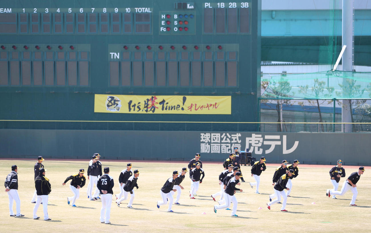 鳴尾浜で練習を行うソフトバンクの選手たち