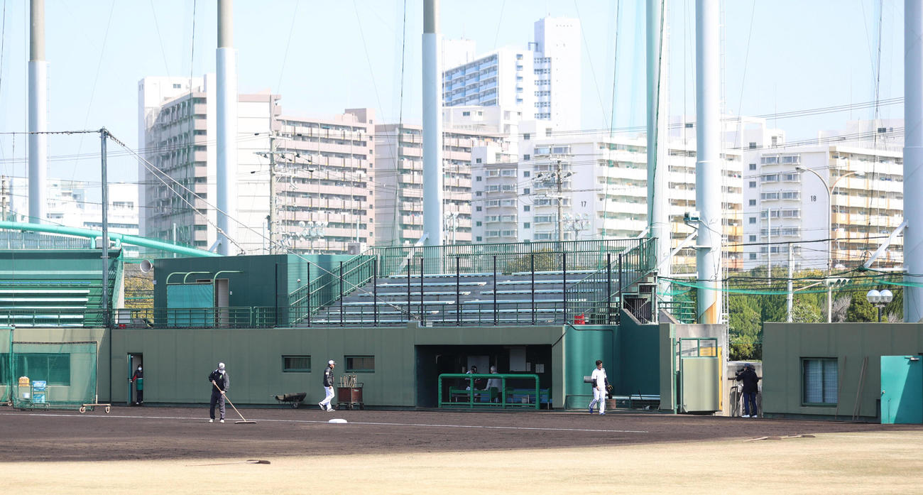 2軍阪神対ソフトバンクの練習試合は開始前に中止となり、阪神の選手はグラウンドから引き揚げる