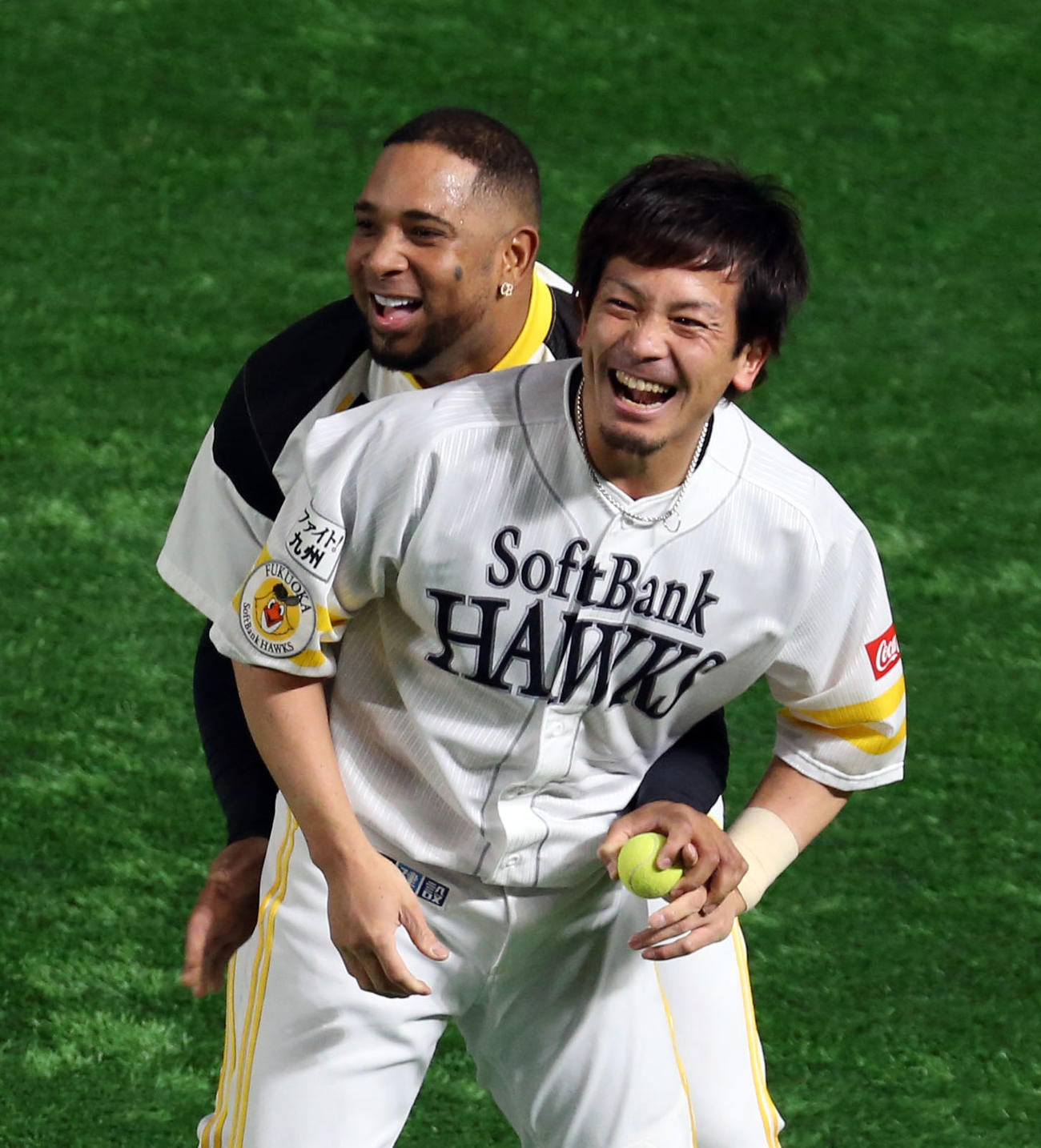 ボールを使ったトレーニングをする松田宣。左奥はバレンティン（撮影・栗木一考）