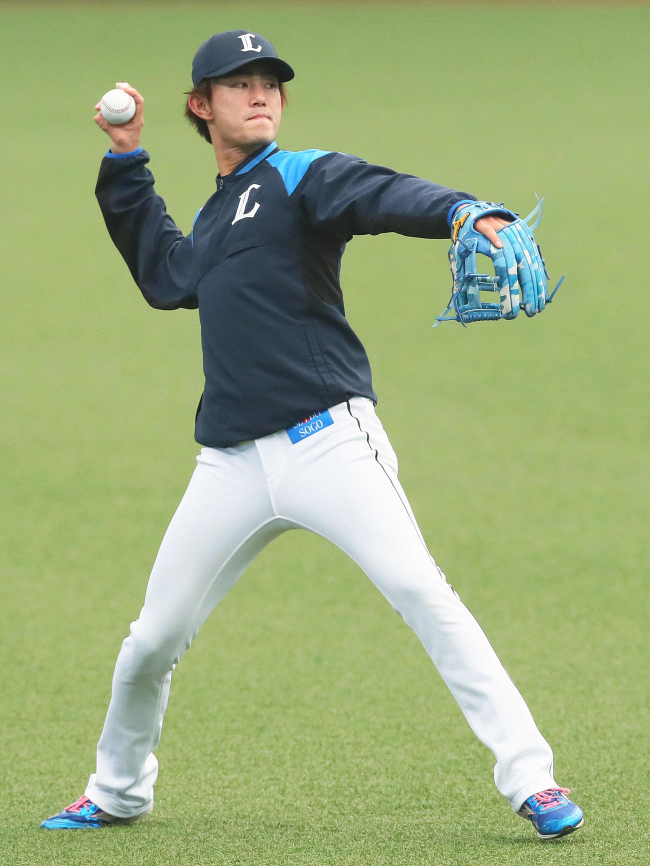 キャッチボールで調整する西武今井（撮影・足立雅史）