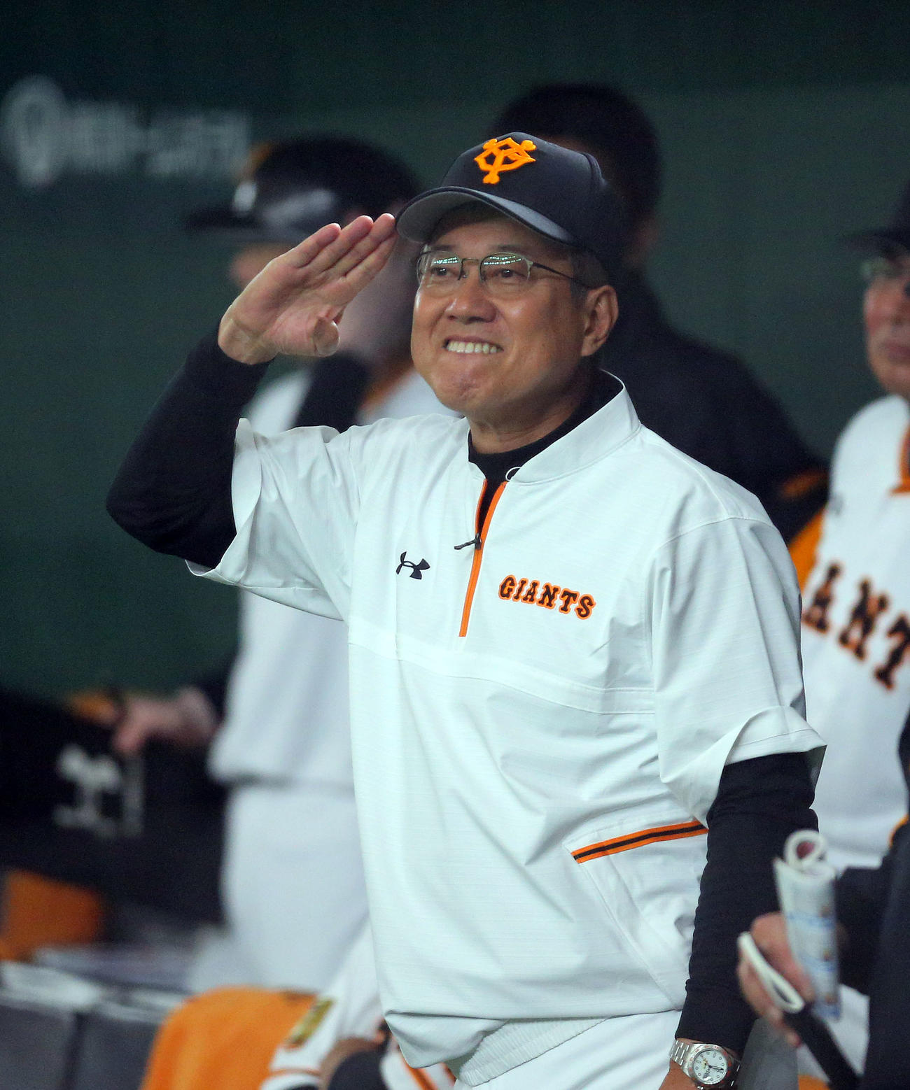 巨人対DeNA　メンバー表交換がなく、声をかけてDeNAラミレス監督にあいさつする巨人原監督（2020年3月21日撮影）