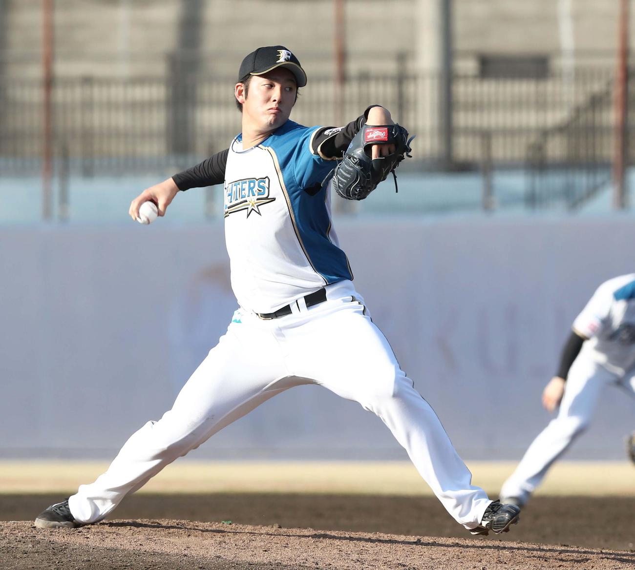 日本ハム対西武　8回に登板し打者を3人で抑える長谷川（撮影・黒川智章）